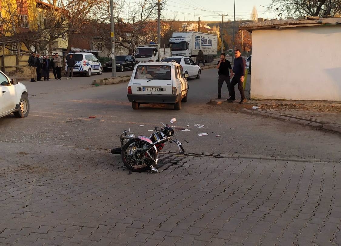 Otomobille çarpışan motosiklet sürücüsü yaralandı