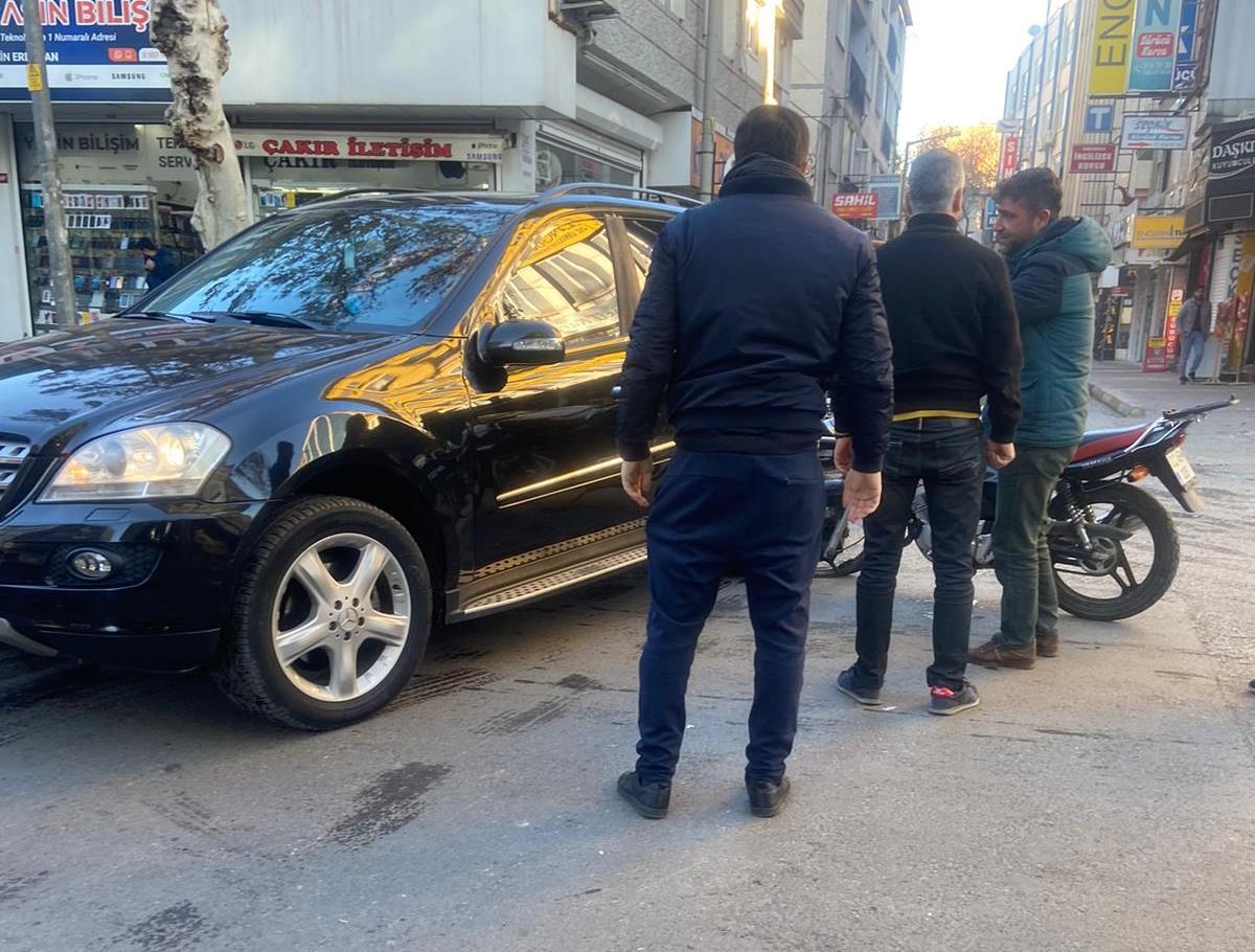 Otomobil ile motosiklet çarpıştı
