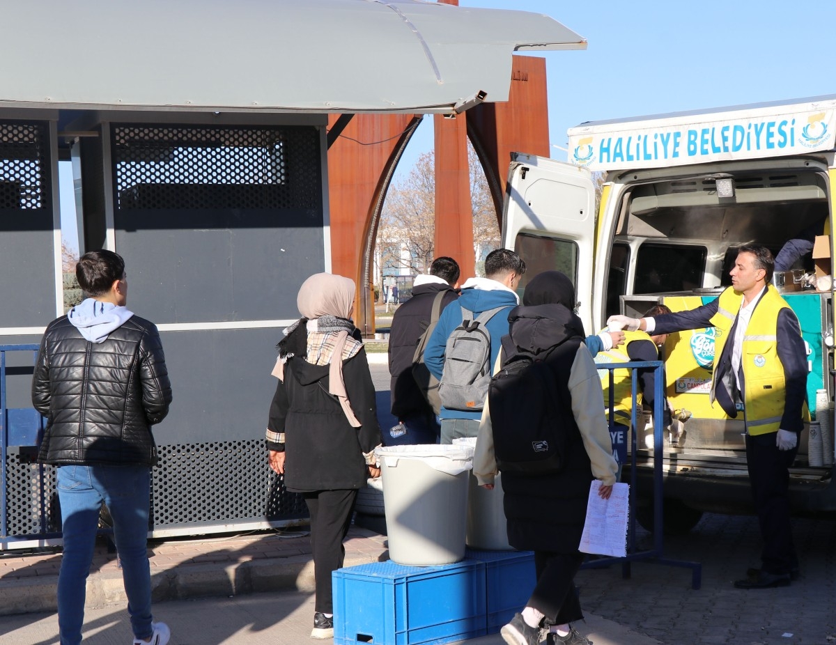 Canpolat, gençlere verdiği sözü tutup çorba ikramını başlattı  - Videolu Haber