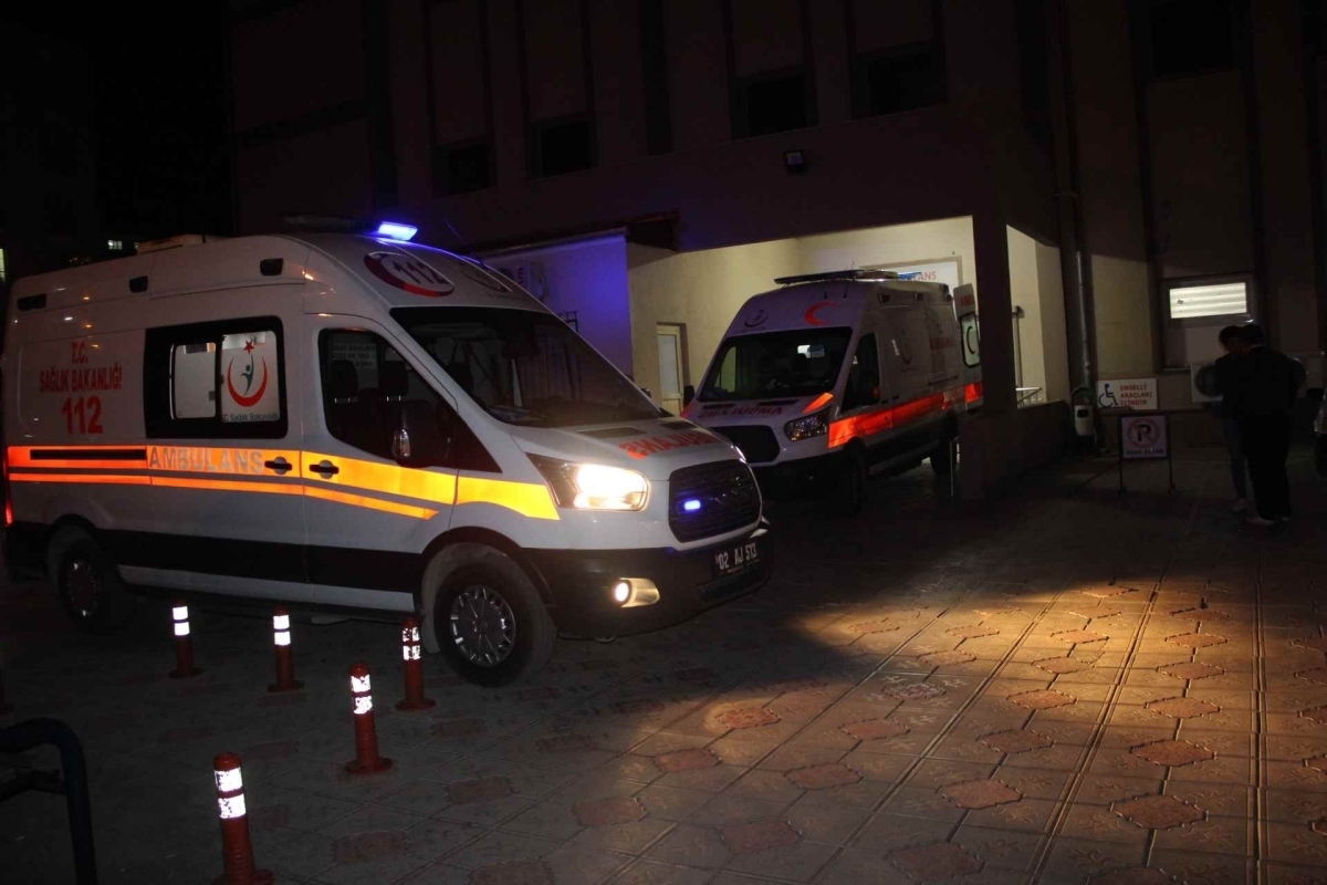 Hafif ticari araç ile otomobil çarpıştı: 5 yaralı