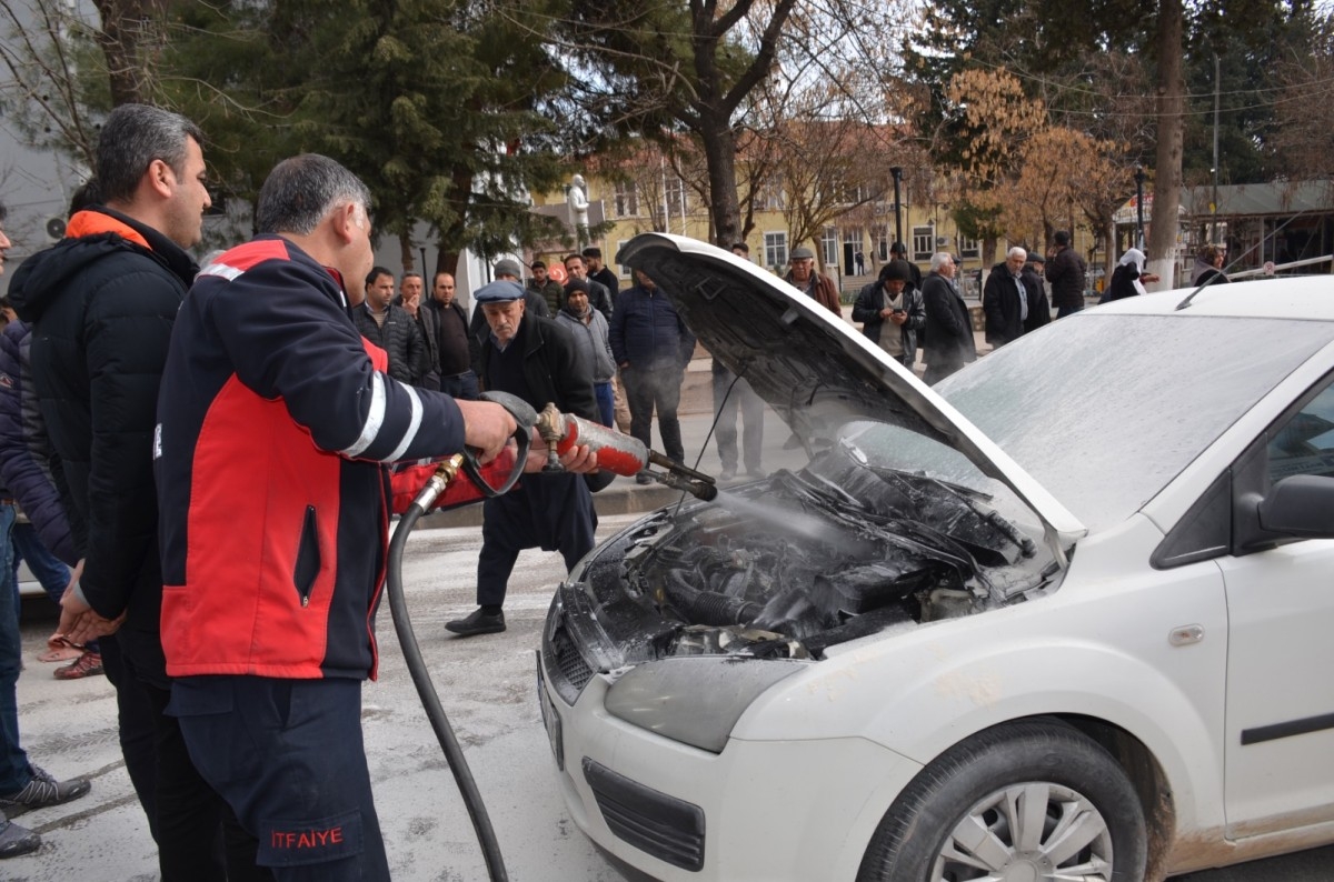Besni'de otomobil alev aldı