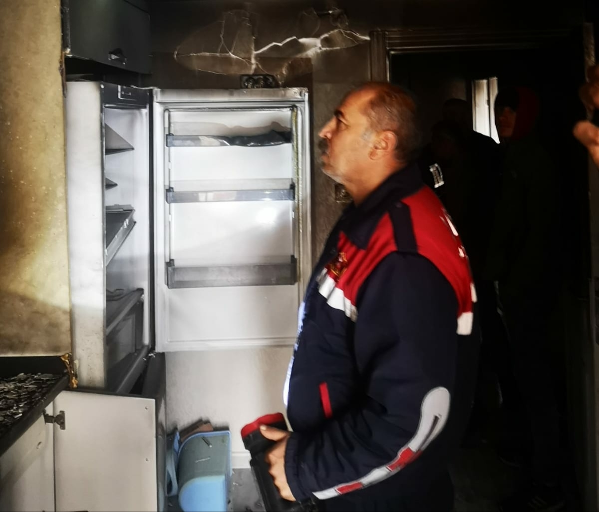 Besni'de ev yangınında 2 kişi dumandan etkilendi