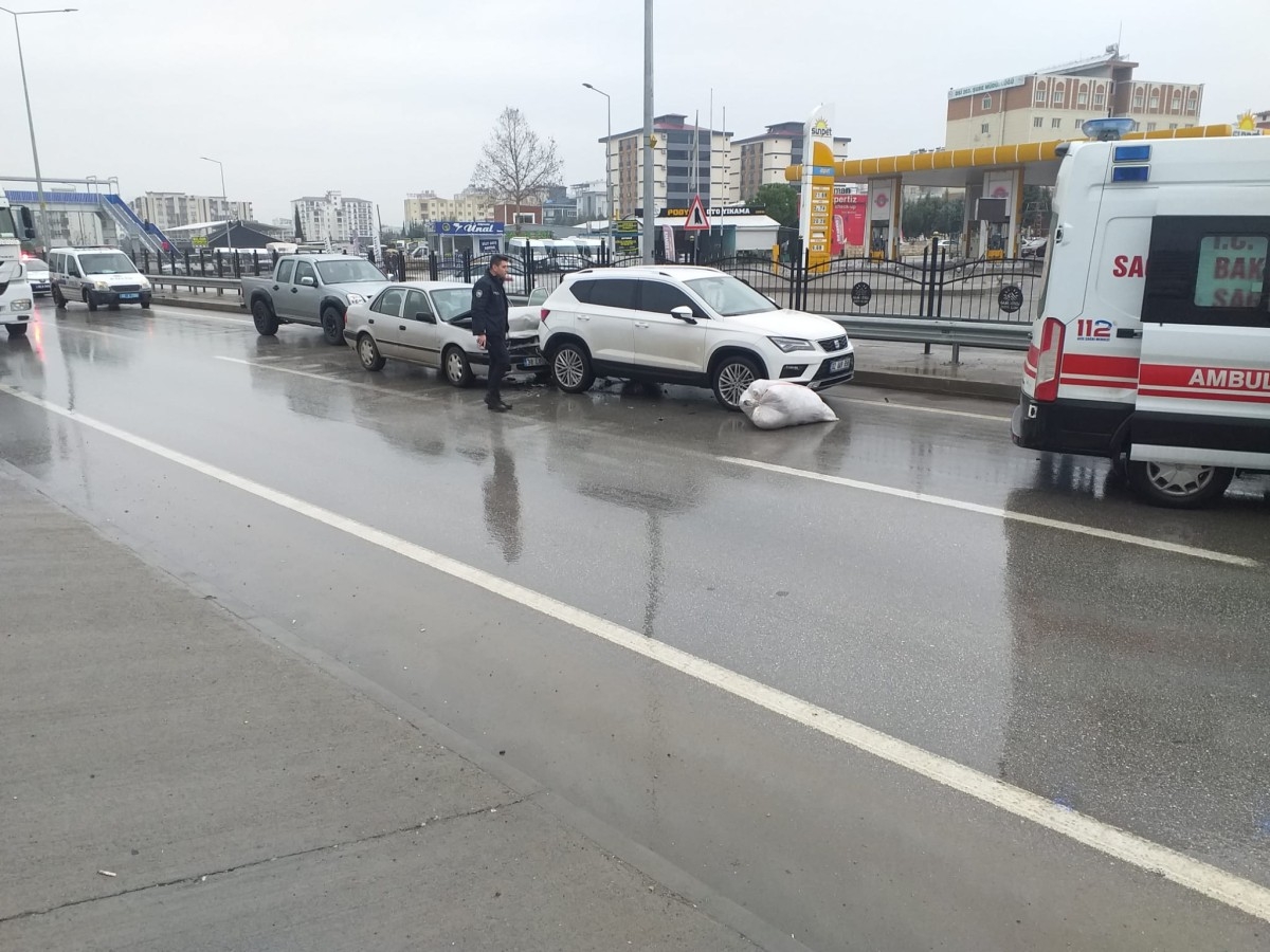 Adıyaman'da 3 aracın karıştığı zincirleme kaza