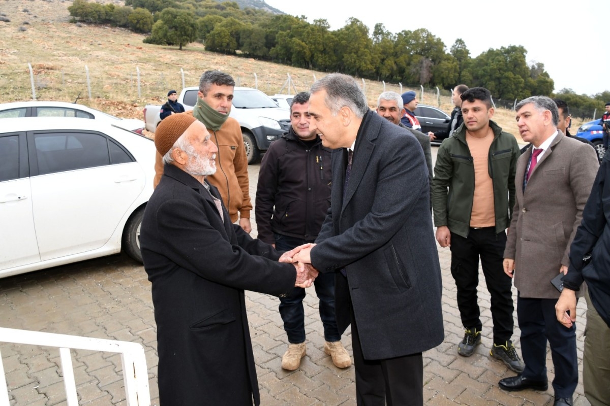 Vali Çuhadar kısal alandaki vatandaşların talep ve isteklerini dinliyor