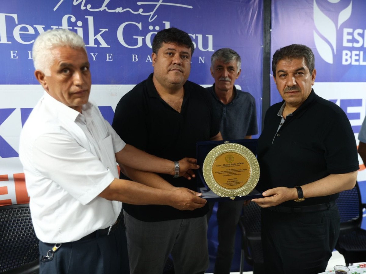 Akal-Der ‘den  Başkanı Reşit Kaşıkara’dan Esenler Belediye Başkanı Göksu’ya  Plaket