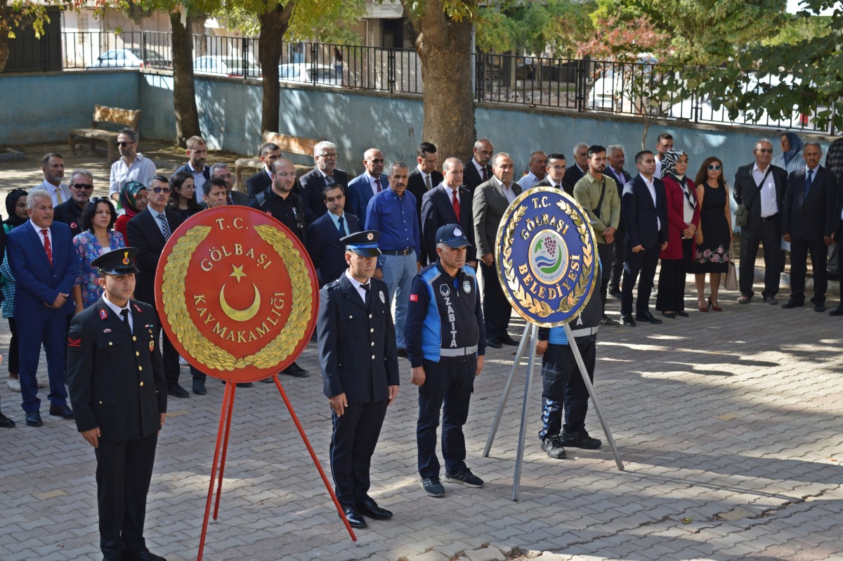 Gölbaşı’nda Cumhuriyet Bayramı Çelenk Sunma Programı