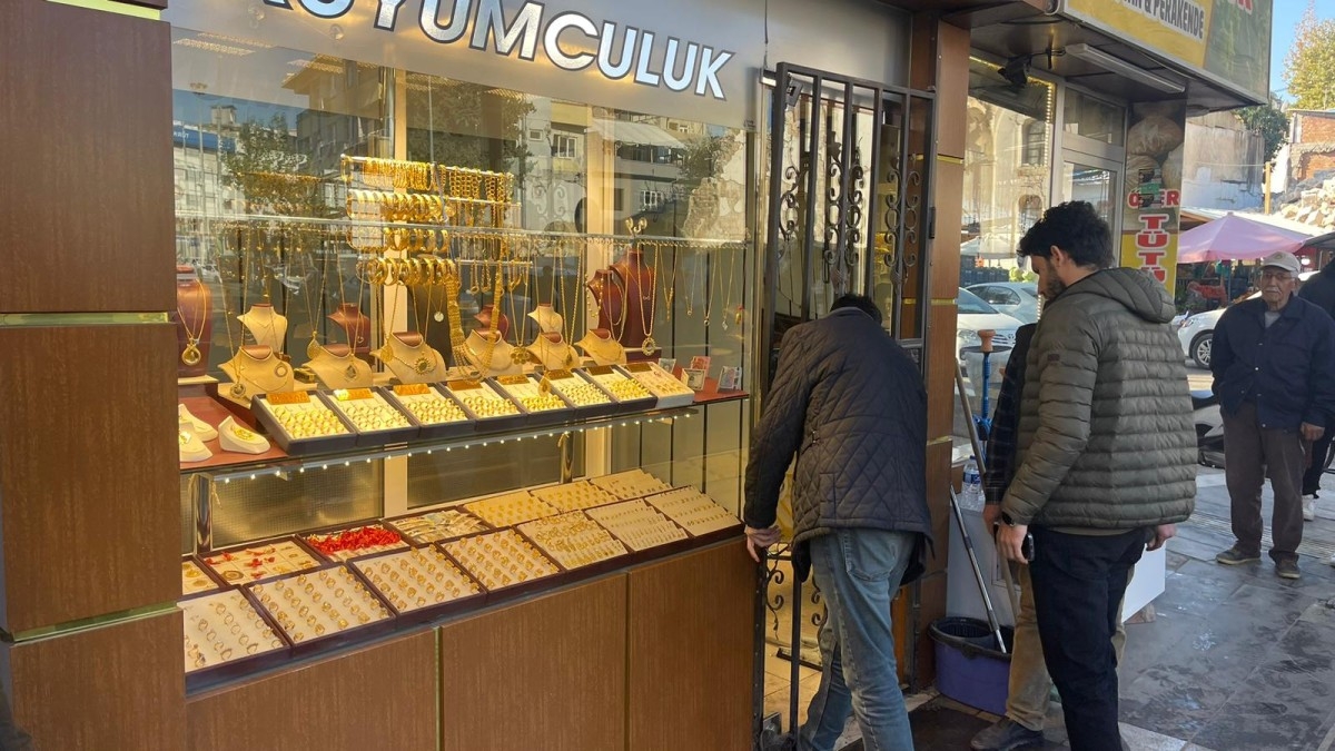 Adıyaman'da bir kuyumcuya giren şahıs, kuyumcunun oğlunu yaraladı 