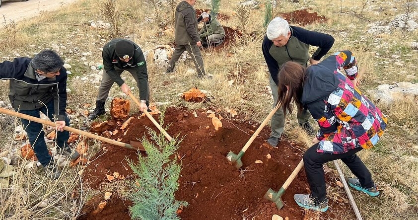 Adıyaman'da depremde ölenler adına fidan dikildi