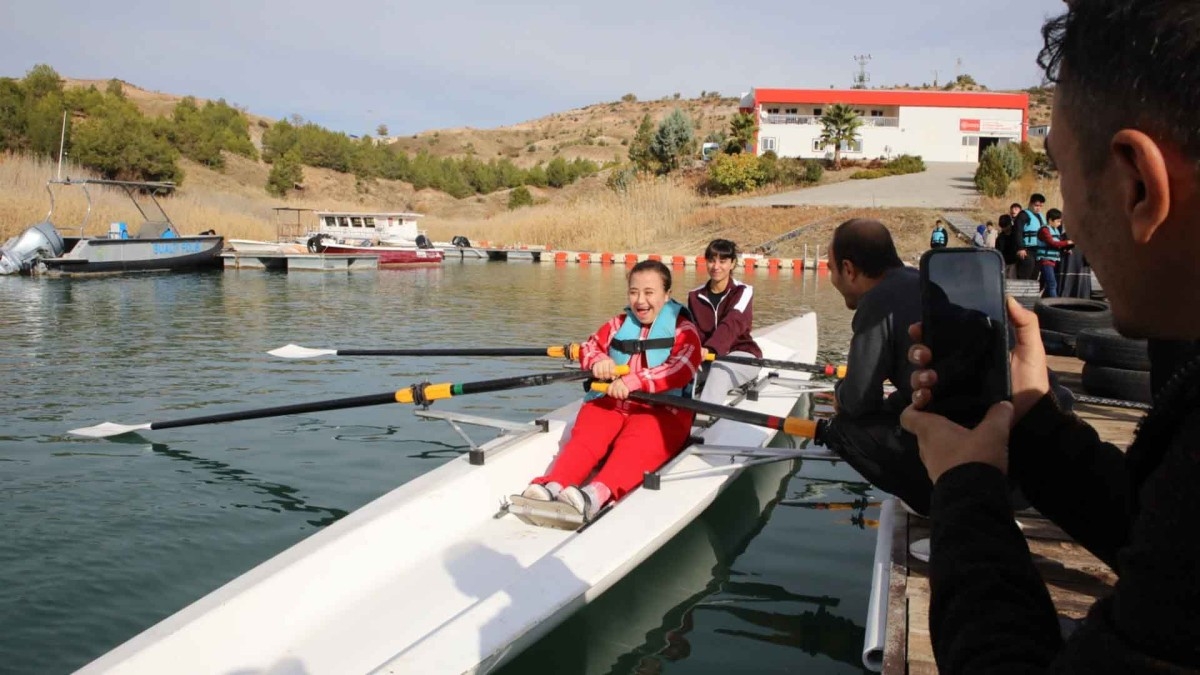 Down Sendromlu çocuklar ilk kez tekneye binip kürek çekti