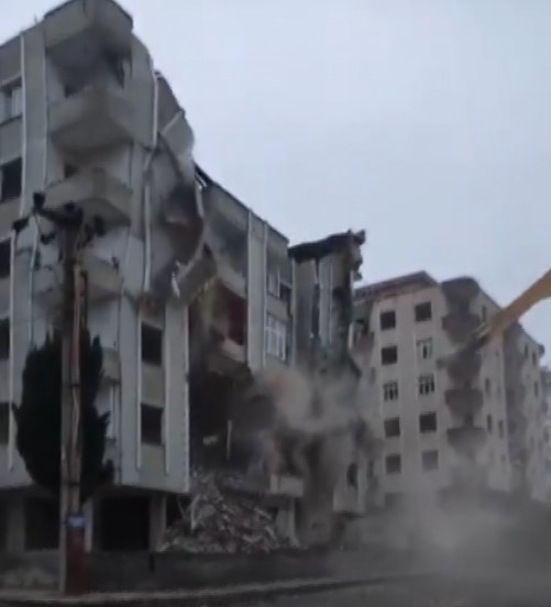 Yıkım esnasında elektrik direğinin üzerine çöken bina paniğe neden oldu  - Videolu Haber
