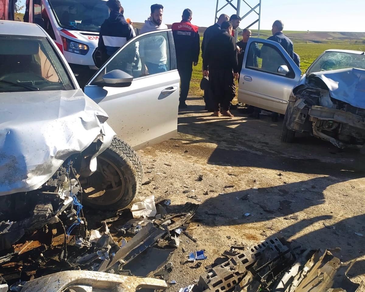 Adıyaman'da iki otomobil çarpıştı: 1 ölü 3 yaralı