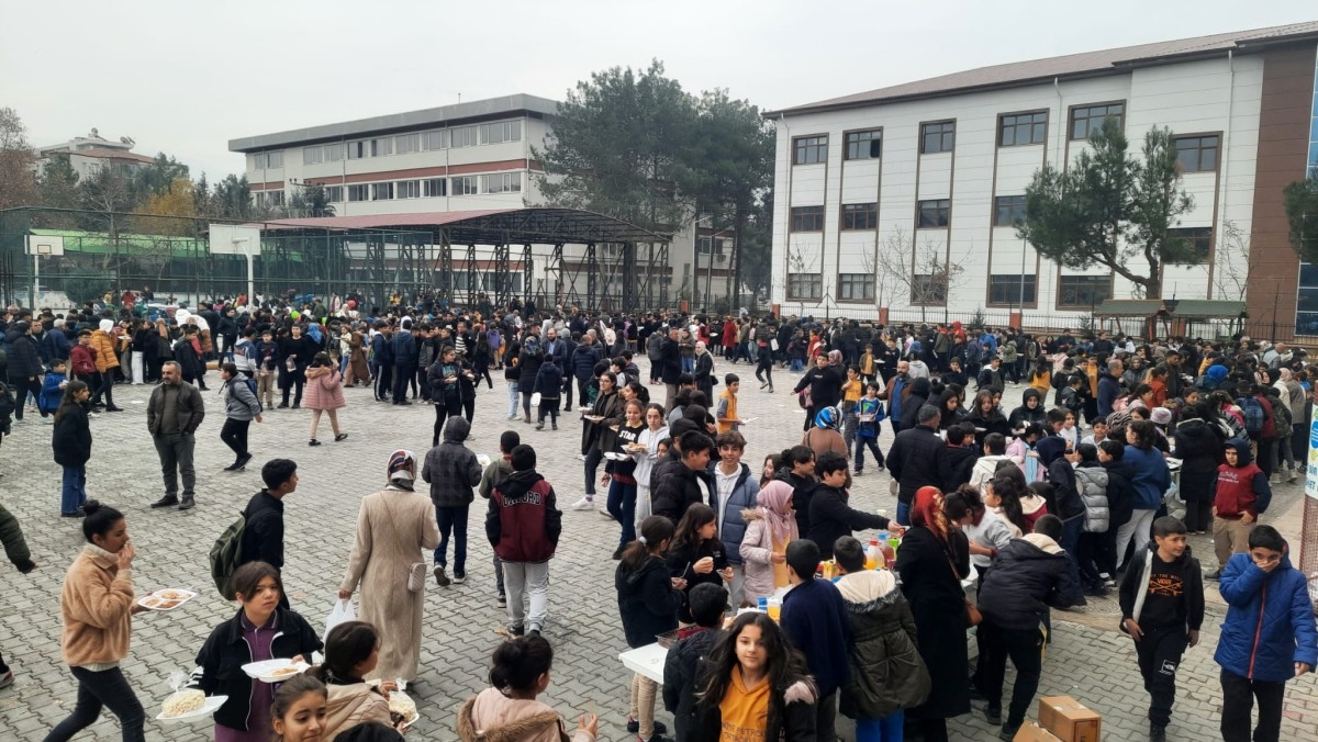 İsrail'i kınıyoruz Filistin'e sarılıyoruz  