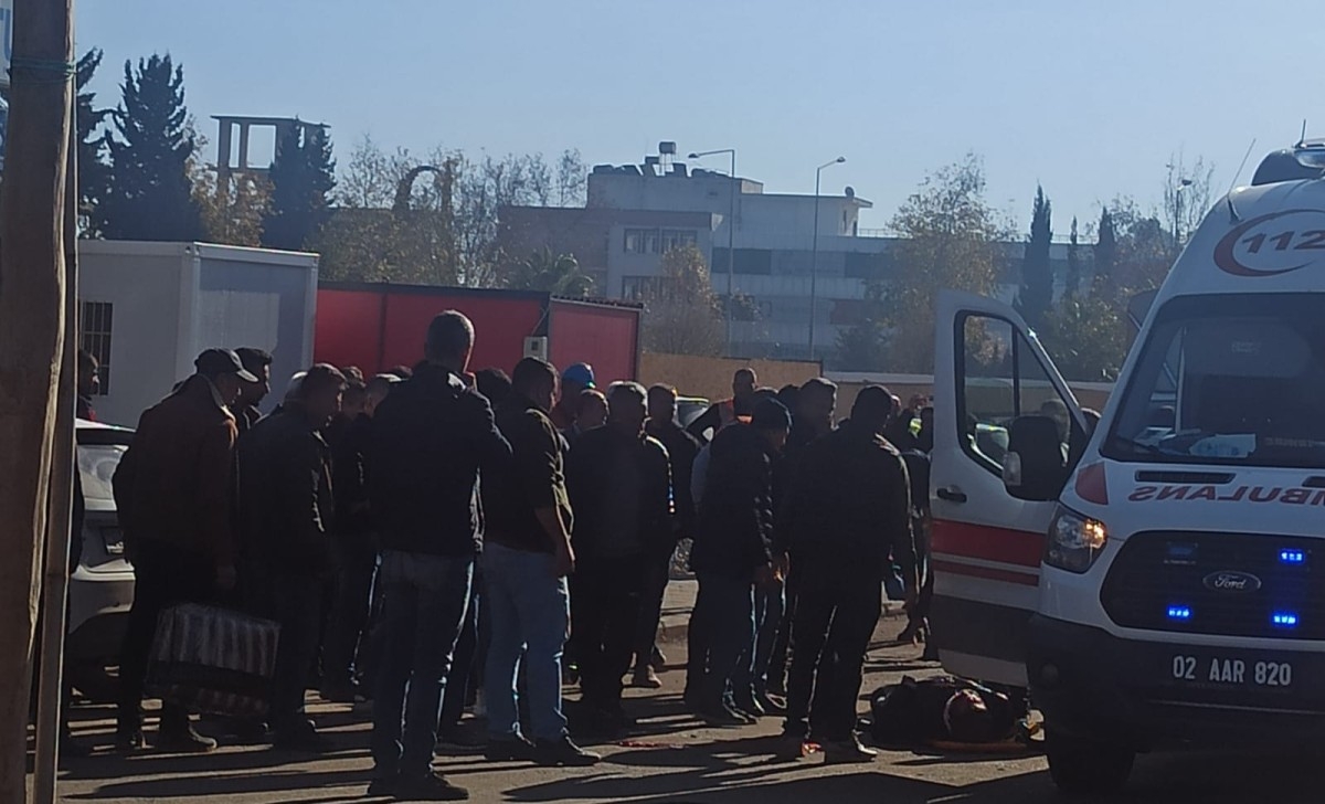Otomobilin çarptığı motosiklet sürücüsü yaralandı