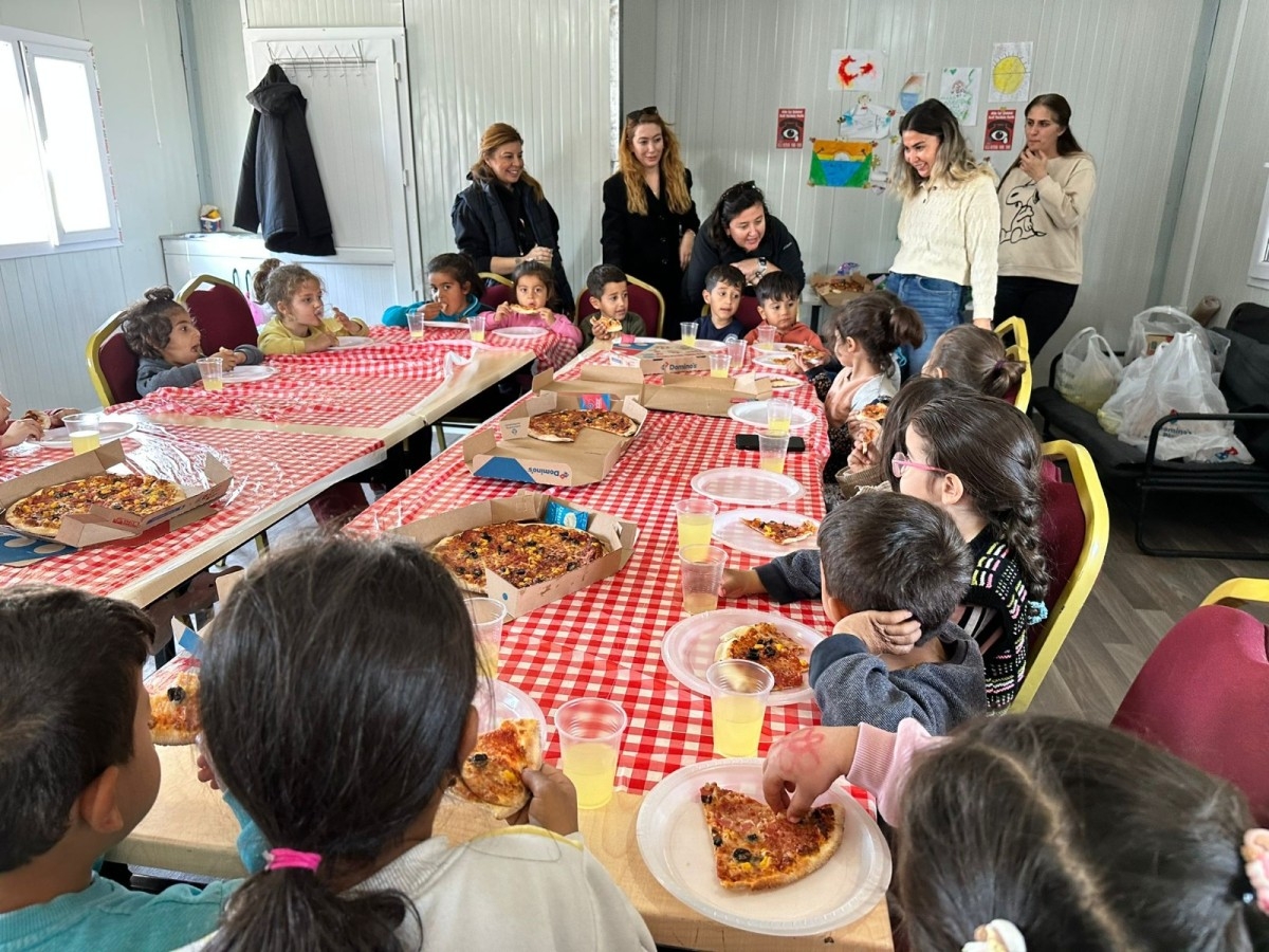 Depremzede çocukların pizza keyfi