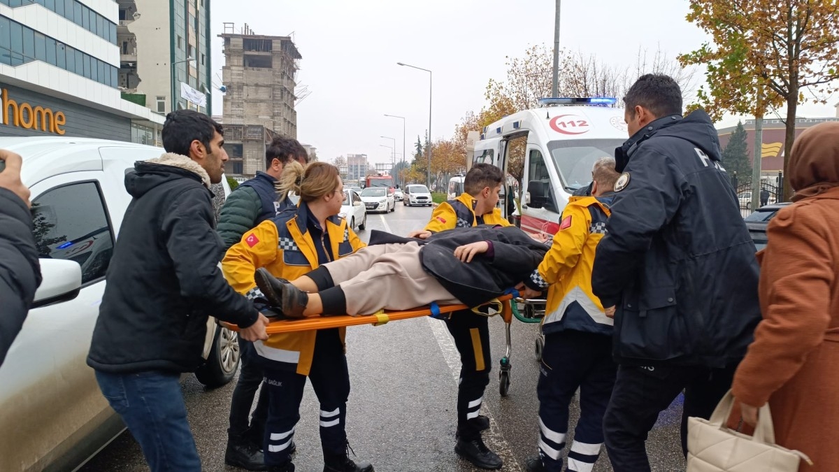 Adıyaman'da 3 aracın karıştığı zincirleme kazada 1 kişi yaralandı  -
