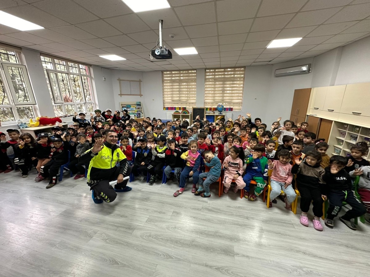 Anaokulu öğrencilerine trafik eğitimi