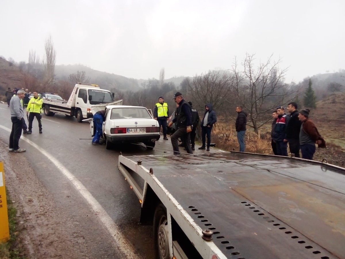 Polis aracı ile otomobil çarpıştı: 2'si polis, 4 kişi yaralandı