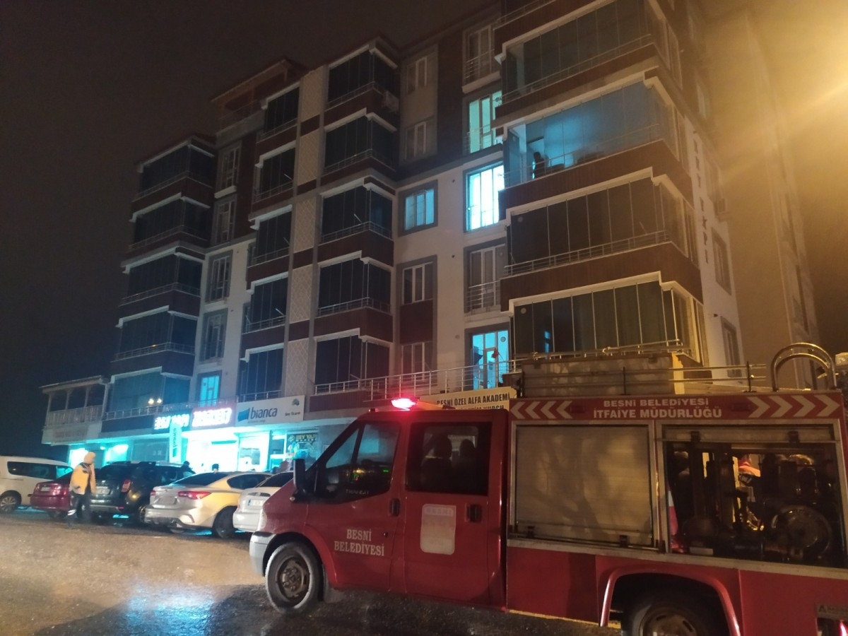 Evde çıkan yangında 1 kişi dumandan etkilendi