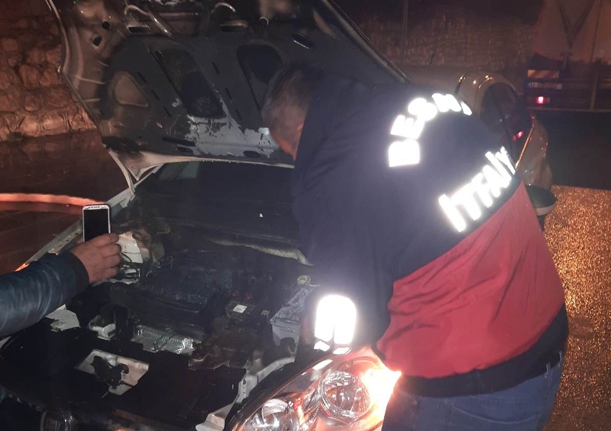 Yangında otomobil kullanılamaz hale geldi