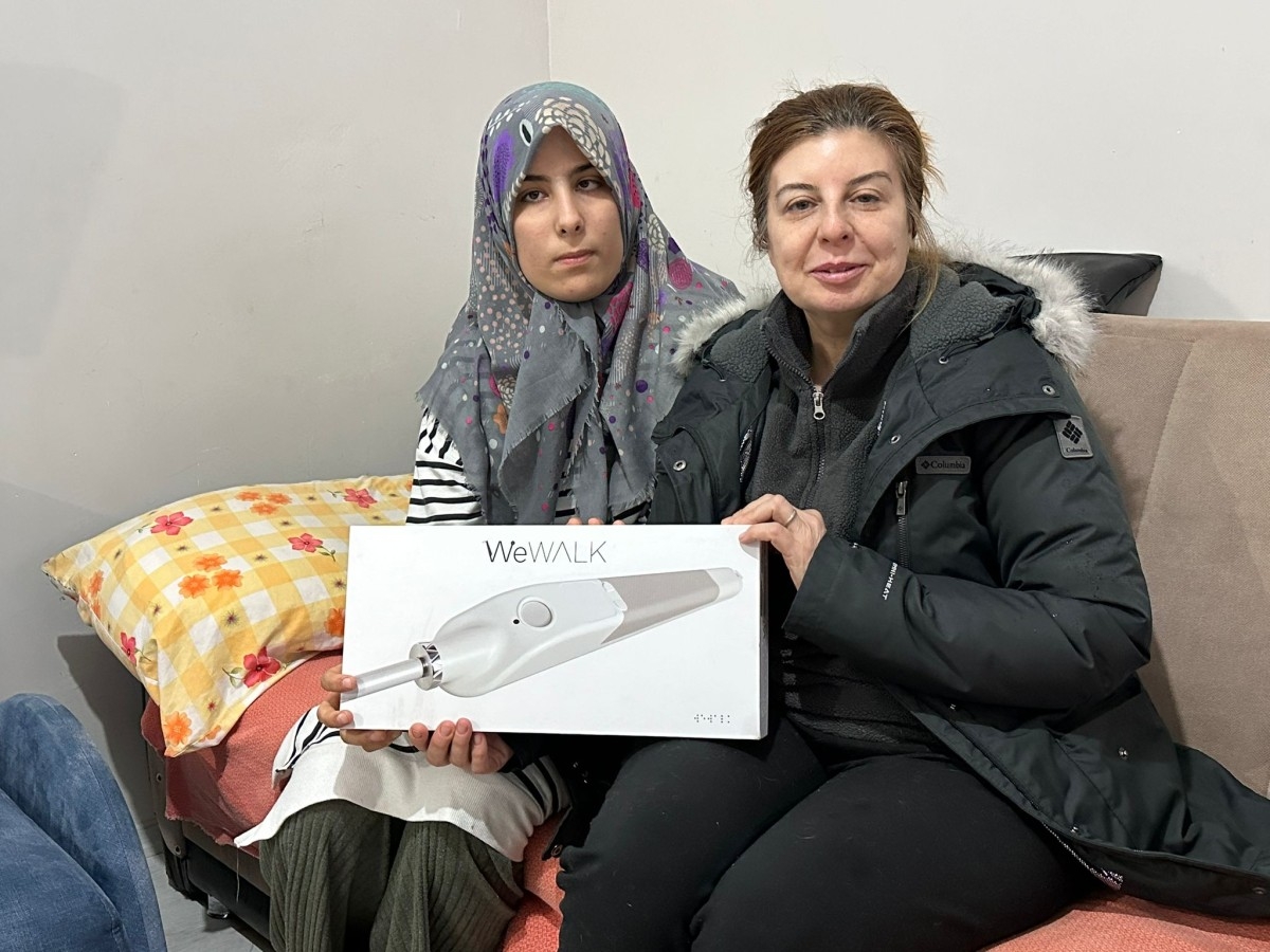 Görme engelli lise öğrencisi akıllı bastonuna kavuştu