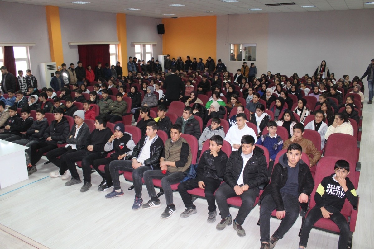 Polisler, 'Gençlik ve Güvenli Gelecek' Projesiyle öğrencilere bilgilendirildi