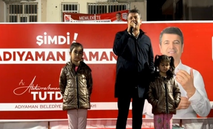 Posterleri sökülen Tutdere’den Başkan Adaylarına çağrı: Posterlerinizi getirin, Seçim Karargâhımıza asacağım  - Videolu Haber