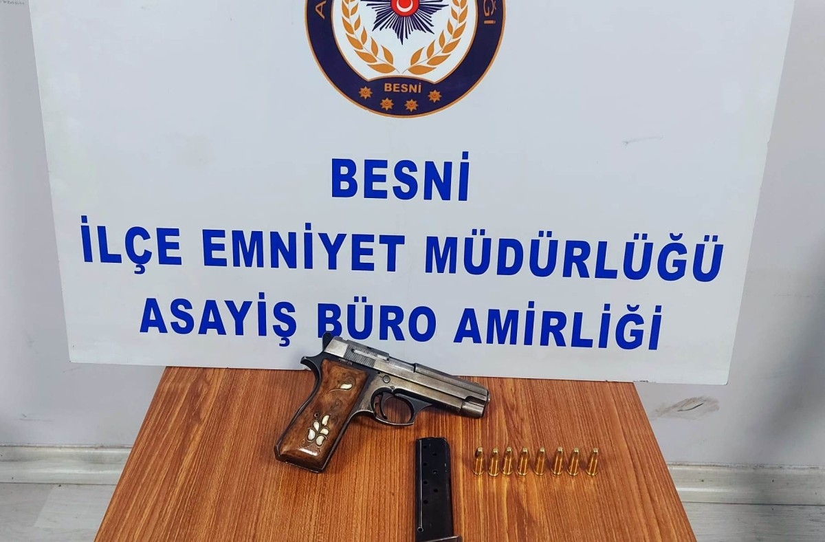 Otomobilde çıkan ruhsatsız tabancaya 2 gözaltı