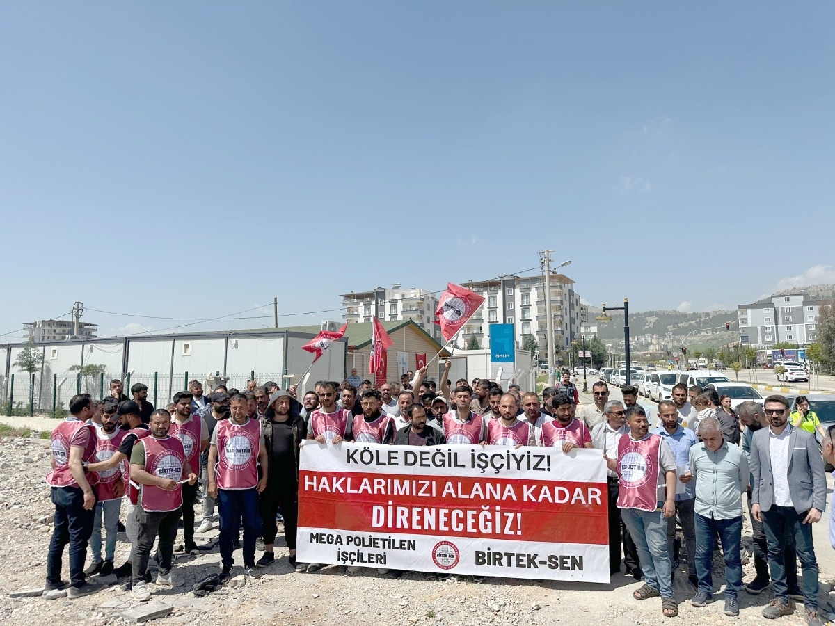 Maaşlarını alamayan tekstil işçileri greve gitti  - Videolu Haber