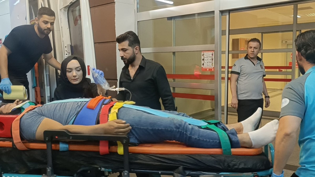 Atatürk Bulvarı'nda iki otomobil çarpıştı: 5 yaralı