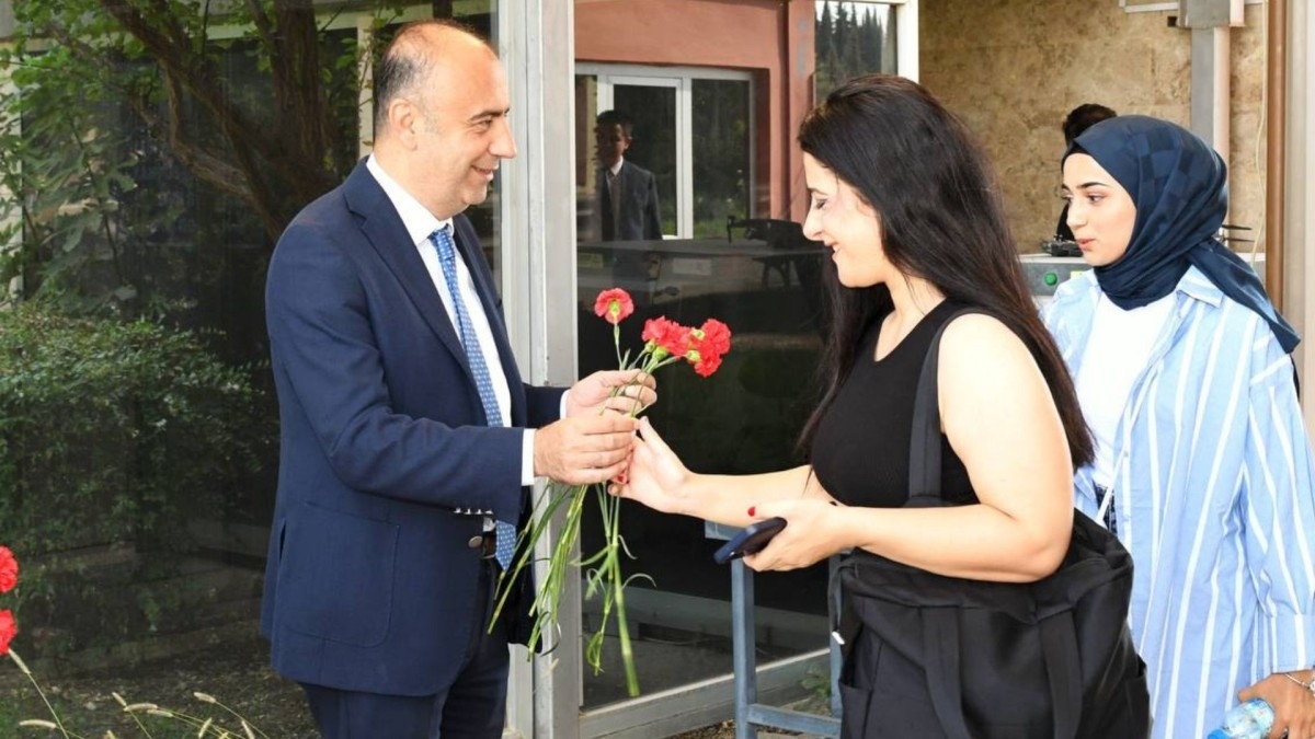 Adıyaman Üniversitesi'nde sıcak karşılama: Rektör Keleş öğrencilere karanfil dağıttı