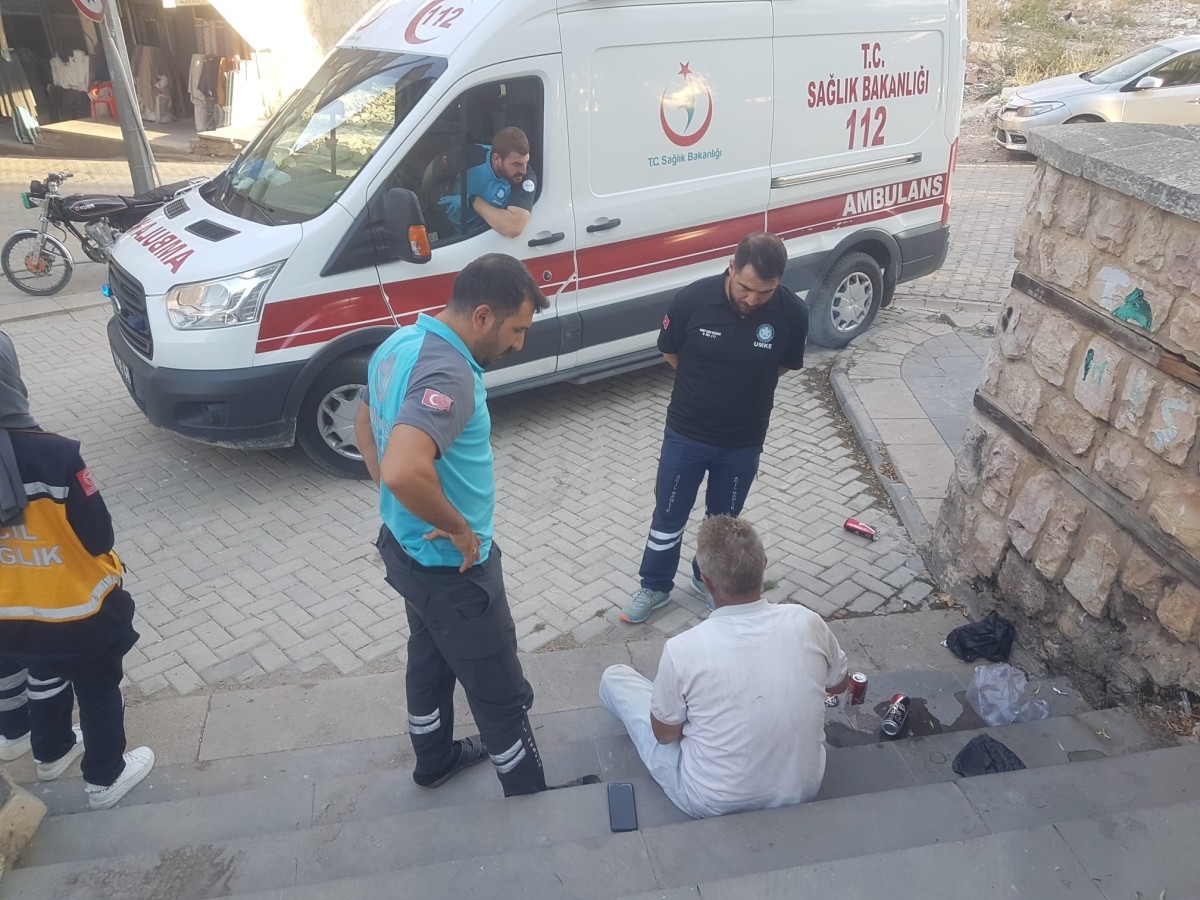 Adıyaman Kale Önü'nde baygın bulunan kişi hastaneye kaldırıldı  - Videolu Haber
