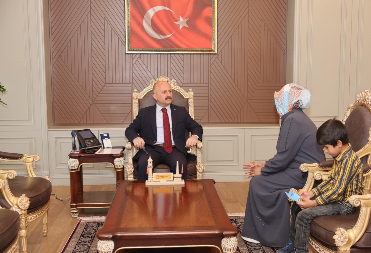 Vali Osman Varol, halk günü buluşmalarında vatandaşların sorunlarını dinlemeye devam ediyor