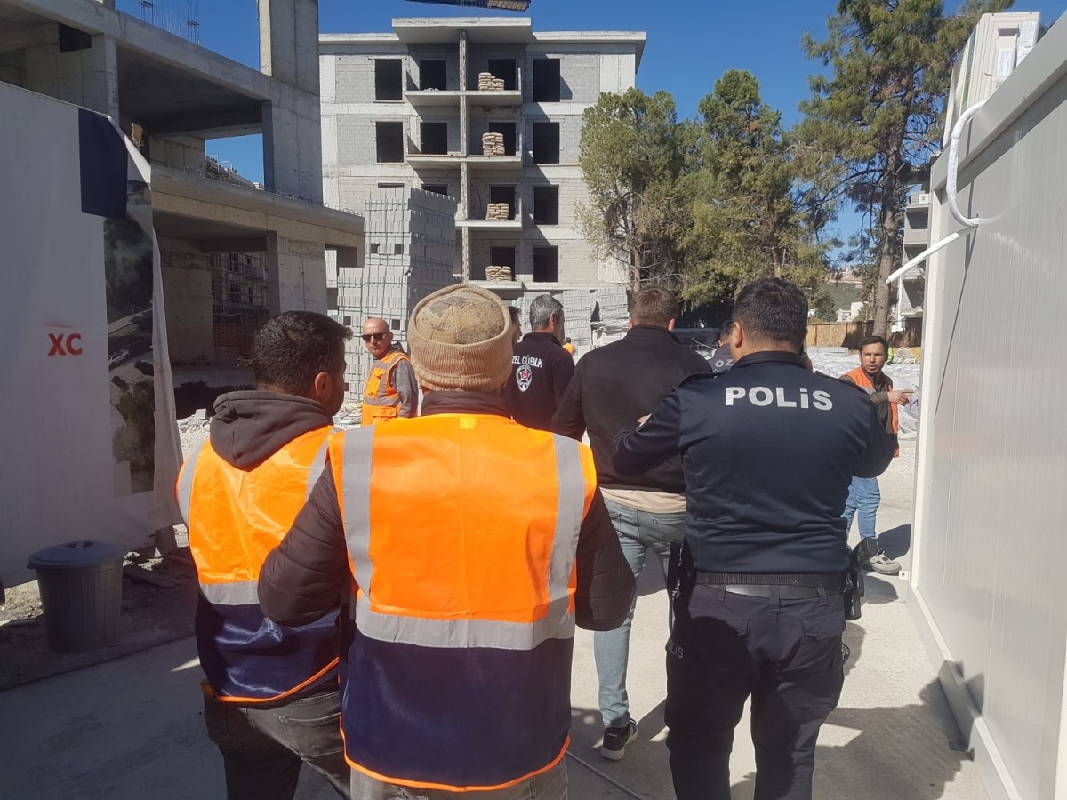 Adıyaman'da inşaat şantiyesinde kavga: 1 işçi çekiçle yaralandı  - Videolu Haber