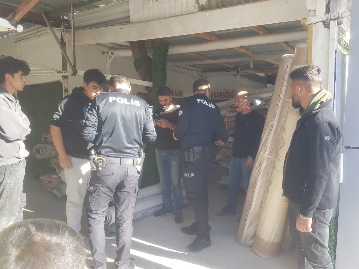 Adıyaman'da lise öğrencileri arasında kavgaya aileler de karıştı: İki yaralı  - Videolu Haber