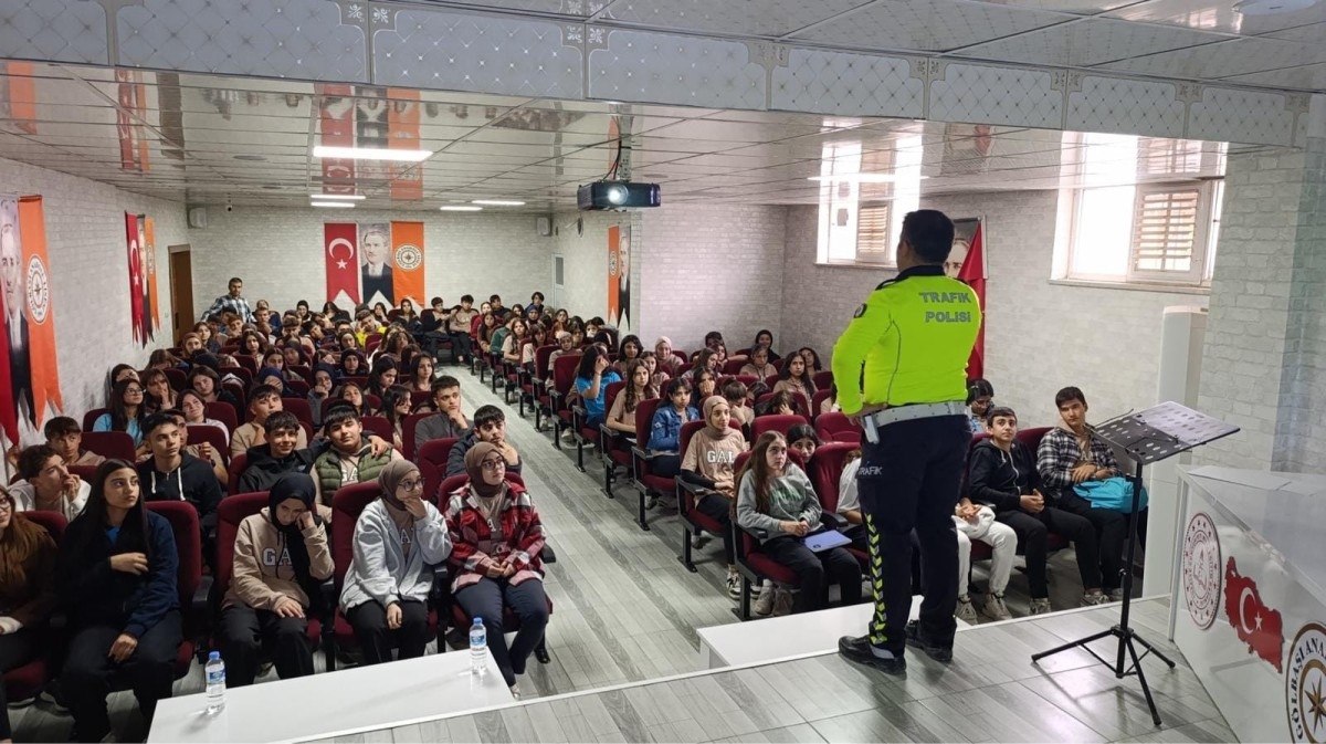 Gölbaşı Emniyet Müdürlüğü'nden öğrencilere trafik ve güvenlik eğitimi