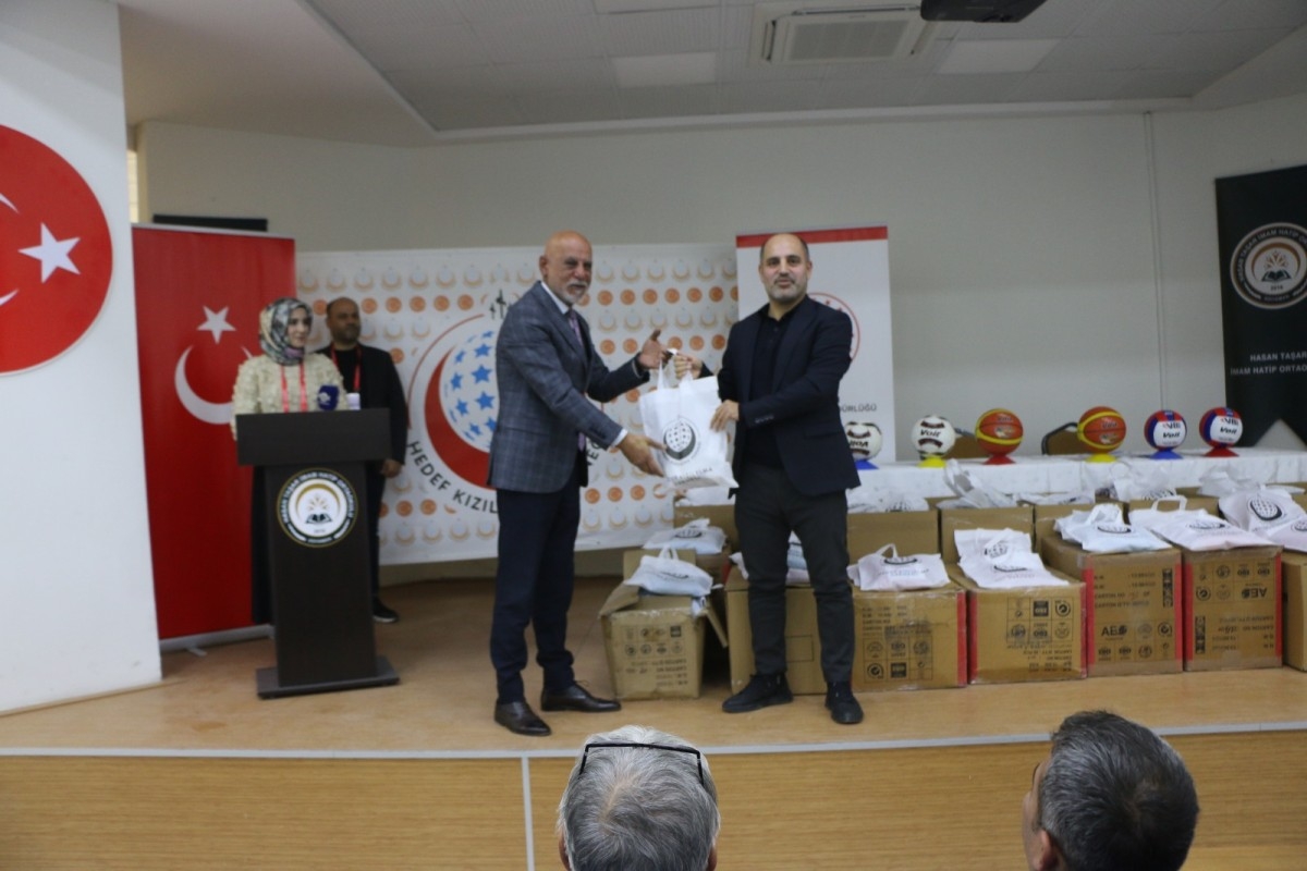 Hedef Kızıl Elma Derneği, binlerce eşofman takımı ve top dağıttı  - Videolu Haber