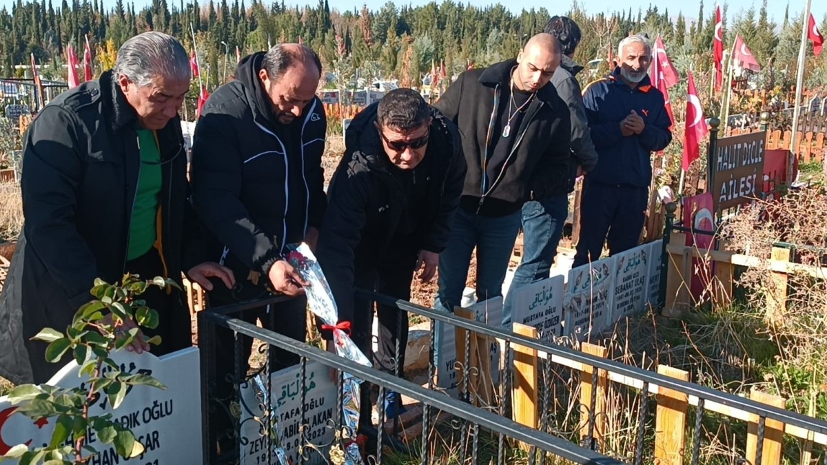 Eski futbolcular deprem şehitlerini andı, Adıyaman’da dostluk maçına hazırlanıyorlar  - Videolu Haber