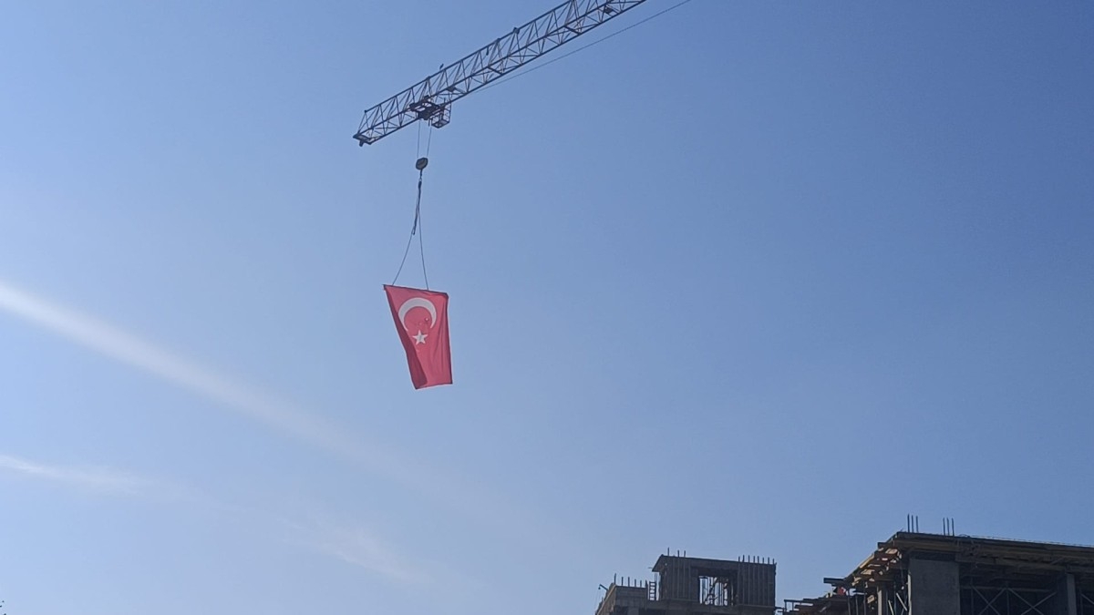 Adıyaman’daki işini bitiren vinç operatöründen bayraklı kutlama