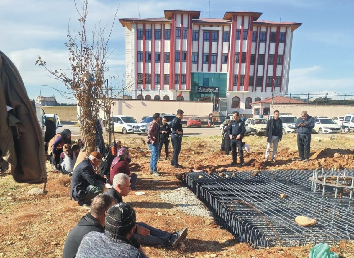 Belediyeye ait yeşil alandaki baz istasyonuna tepki