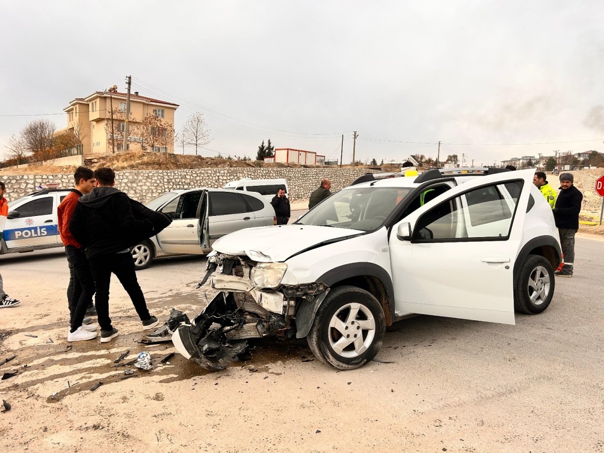Adıyaman'da iki otomobil çarpıştı: 2 yaralı