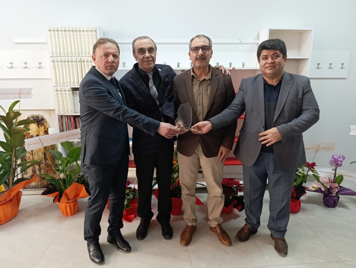 Milli Eğitim Müdürü Özdemir’den emekli müdür yardımcısı Cuma Doğan'a plaket