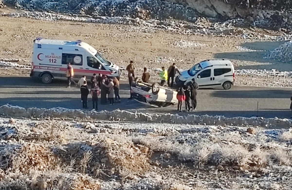 Adıyaman’da hafif ticari araç ile otomobil çarpıştı: 2 yaralı
